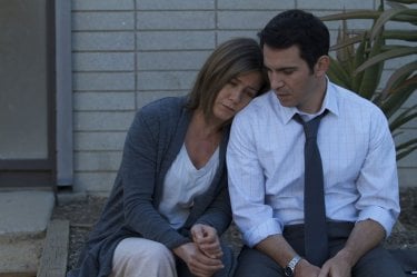 Cake: Jennifer Aniston con Chris Messina in una scena del film