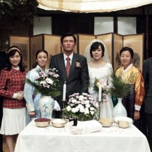 Ode to My Father: Yunjin Kim con Hwang Jeong-min in una scena del film