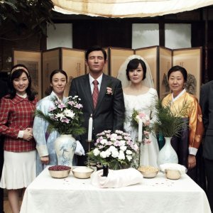 Ode to My Father: Yunjin Kim con Hwang Jeong-min in una scena del film