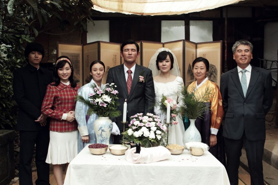 Ode to My Father: Yunjin Kim con Hwang Jeong-min in una scena del film