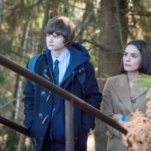 Wayward Pines: Shannyn Sossamon e Charlie Tahan in una scena del pilot della serie