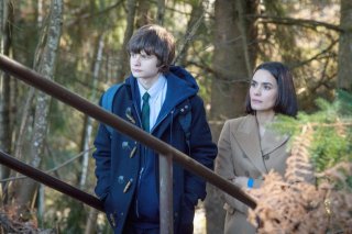 Wayward Pines: Shannyn Sossamon e Charlie Tahan in una scena del pilot della serie