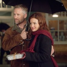 Wayward Pines: Carla Gugino e Reed Diamond in una scena del pilot della serie