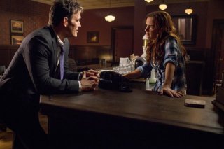 Wayward Pines: Matt Dillon e Juliette Lewis in una scena del pilot della serie