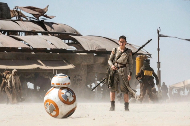 Star Wars VII: Il risveglio della forza - Daisy Ridley insieme a BB-8