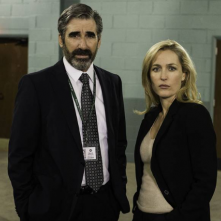The Fall: John Lynch e Gillian Anderson in una foto promozionale della seconda stagione