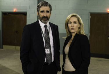 The Fall: John Lynch e Gillian Anderson in una foto promozionale della seconda stagione