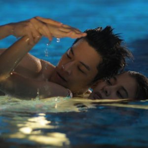 The Swimmers: Supassra Thanachat insieme a Chutavuth Pattarakampol in una scena del film