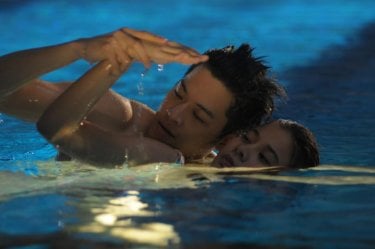 The Swimmers: Supassra Thanachat insieme a Chutavuth Pattarakampol in una scena del film