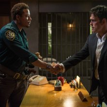 Wayward Pines: Terrence Howard e Matt Dillon in una scena