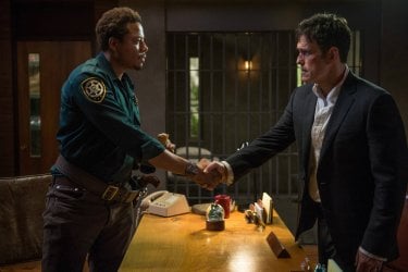 Wayward Pines: Terrence Howard e Matt Dillon in una scena