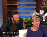 Chris Evans spaventa Scarlett Johansson durante The Ellen Show