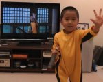 Un bambino di cinque anni imita alla perfezione Bruce Lee!