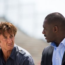 The Gunman: Sean Penn con Idris Elba in una scena del film