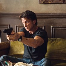 The Gunman: Sean Penn sulla difensiva in un momento del film action