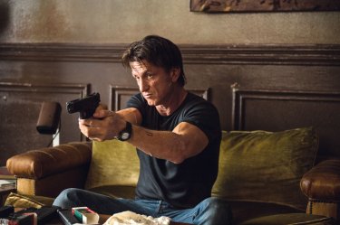 The Gunman: Sean Penn sulla difensiva in un momento del film action