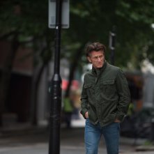 The Gunman: Sean Penn nel ruolo di Jim Terrier in una scena del film