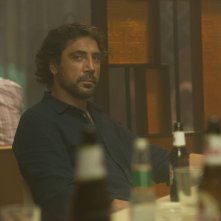The Gunman: lo sguardo ficcant di Javier Bardem in una scena del film