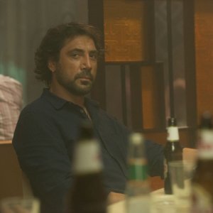 The Gunman: lo sguardo ficcant di Javier Bardem in una scena del film