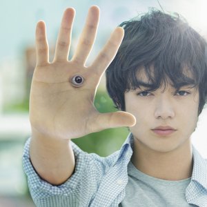 Parasyte: Part 1, Shota Sometani in un momento del film