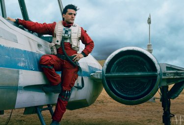 Star Wars: Episodio VII - Il Risveglio della Forza - Oscar Isaac sul set in un'immagine di Vanity Fair