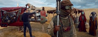 Star Wars: Episodio VII - Il Risveglio della Forza - J.J. Abrams dà indicazioni sul set in una delle immagini realizzate per Vanity Fair