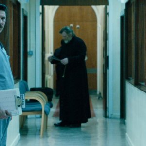 Calvario: Aidan Gillen in una scena