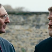 Calvario: Brendan Gleeson con David McSavage in una scena