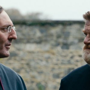 Calvario: Brendan Gleeson con David McSavage in una scena