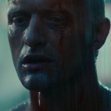Rutger Hauer in una sequenza di BLADE RUNNER
