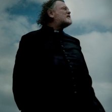 Calvario: Brendan Gleeson in una scena nei panni di Padre James 