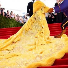 Rihanna al Met Gala 2015, con il famigerato 'abito-omelette'