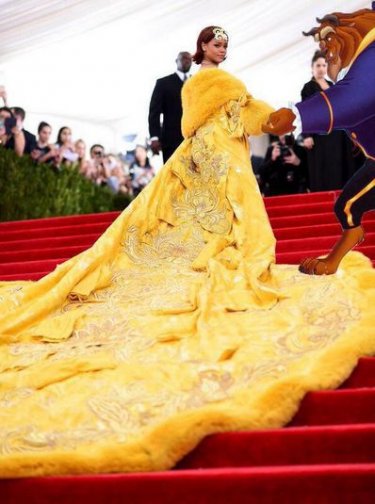 Rihanna al Met Gala 2015, con il famigerato 'abito-omelette'