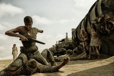 Mad Max: Fury Road, Charlize Theron in una rocambolesca scena del film