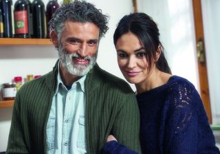 Nomi e cognomi: Enrico LoVerso con Maria Grazia Cucinotta in un'immagine dal set