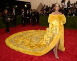 Rihanna e il vestito-omelette al Met Gala: i meme sui social
