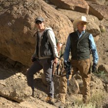 The Reach - Caccia all'uomo: Michael Douglas e Jeremy Irvine in una scena del film