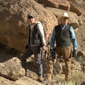 The Reach - Caccia all'uomo: Michael Douglas e Jeremy Irvine in una scena del film