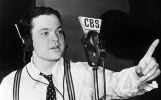 Il giovane Orson Welles durante il celebre show radiofonico La guerra dei mondi