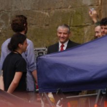 Inferno: Fortunato Cerlino fuori da Palazzo Vecchio con la troupe