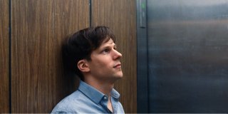 Louder than Bombs: Jesse Eisenberg in una scena del film