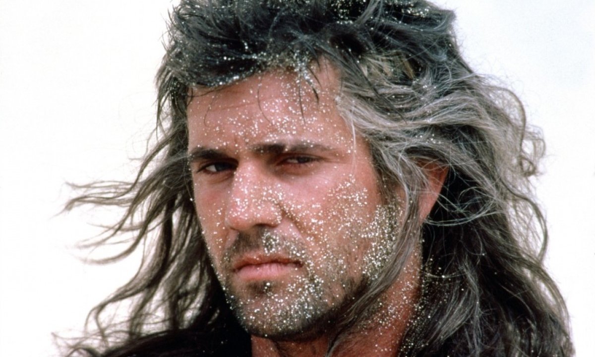 Primo piano di Mel Gibson in Mad Max oltre la sfera del tuono
