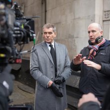 Survivor: il regista James McTeigue sul set con Pierce Brosnan