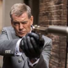 Survivor: Pierce Brosnan con lo sguardo nel mirino in una scena del film