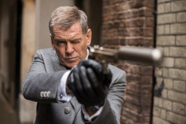 Survivor: Pierce Brosnan con lo sguardo nel mirino in una scena del film