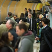 Survivor: Pierce Brosnan tra la folla in una scena dell'action-thriller