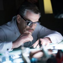 Survivor: Pierce Brosnan in una scena