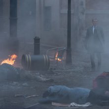 Survivor: Pierce Brosnan, il killer, in una fumosa scena del film