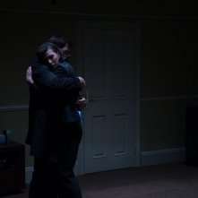 Survivor: Milla Jovovich abbraccia Dylan McDermott in una scena del film