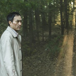 The Sea of Trees: Ken Watanabe cammina solo nella foresta in una scena del film